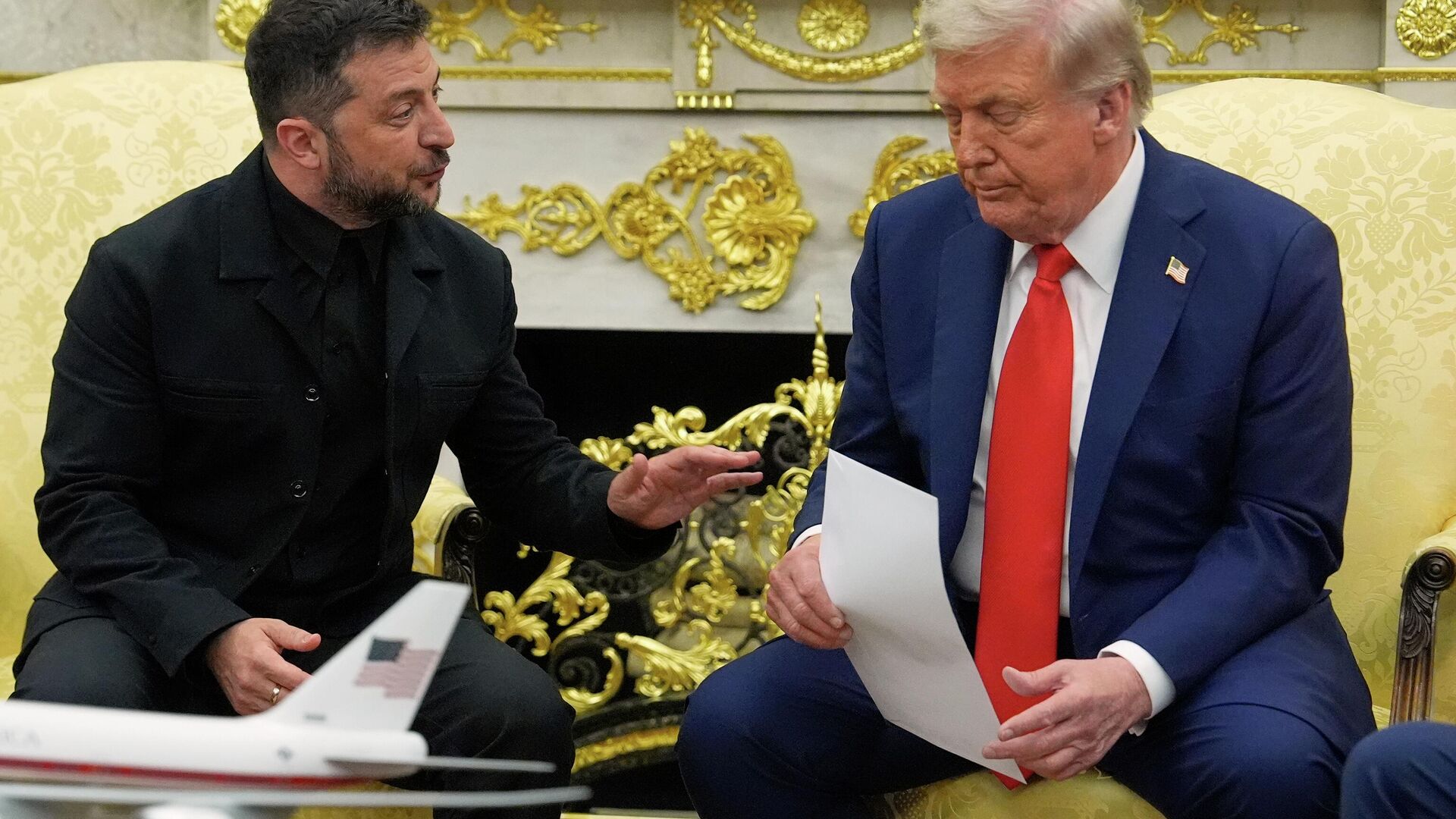 Трамп и Зеленский продолжили встречу за закрытыми дверями, сообщили СМИ